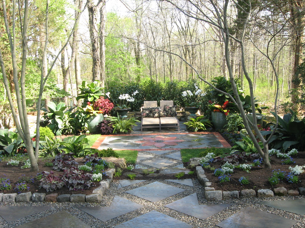 Diseño de camino de jardín tradicional renovado grande en primavera en patio con jardín francés, exposición parcial al sol y adoquines de hormigón