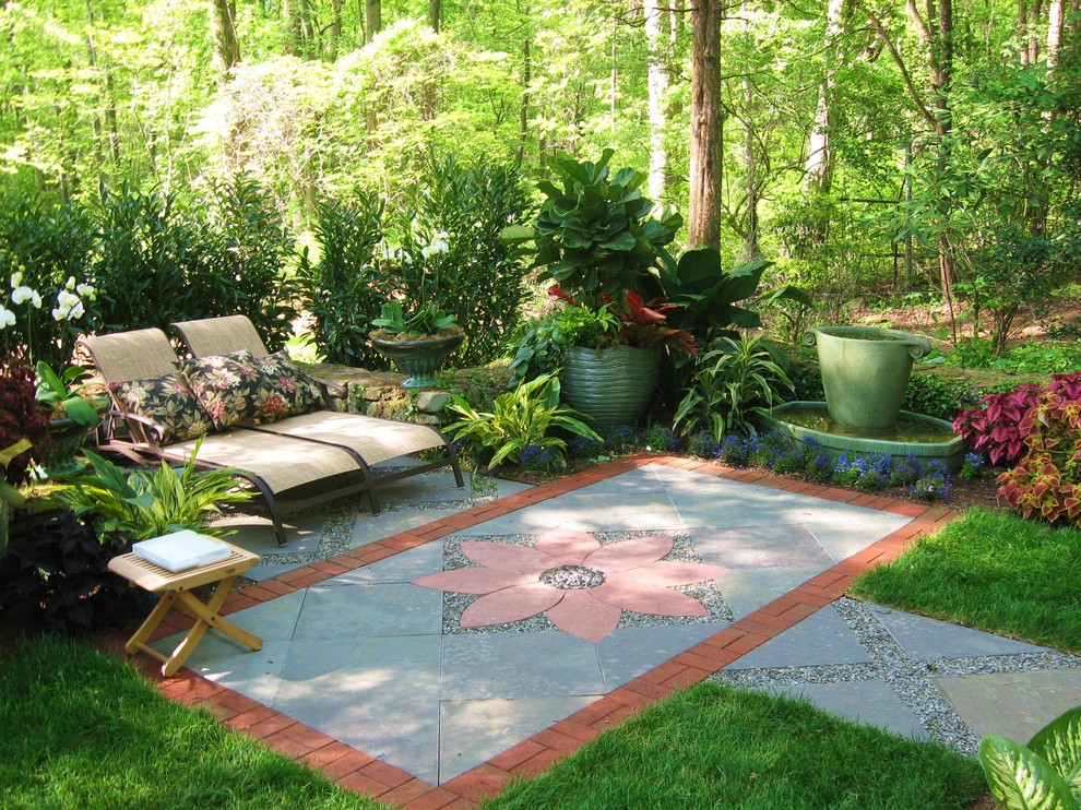 Immagine di un giardino chic in ombra di medie dimensioni e in cortile in primavera con un giardino in vaso e pavimentazioni in cemento