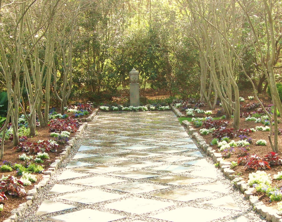 Imagen de camino de jardín asiático grande en primavera en patio con jardín francés, exposición parcial al sol y adoquines de hormigón