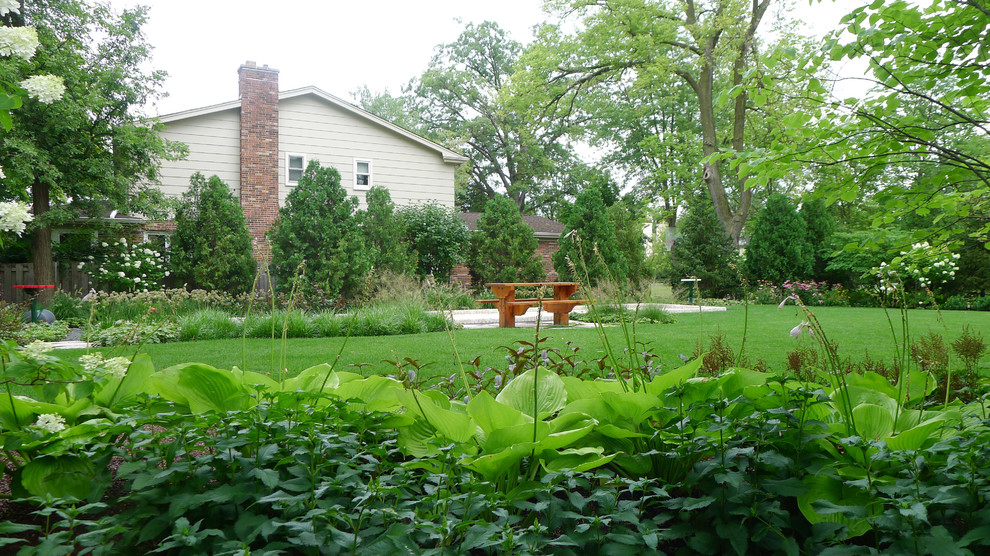 Esempio di un grande giardino country in ombra dietro casa in estate con pavimentazioni in pietra naturale