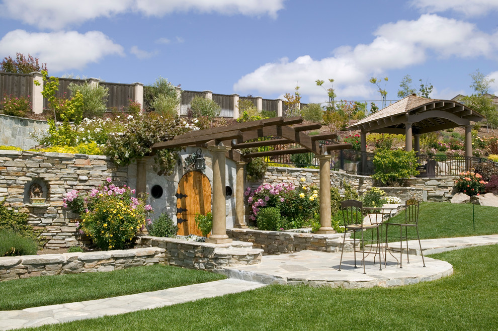 サンフランシスコにあるラグジュアリーな巨大なトラディショナルスタイルのおしゃれな庭の写真