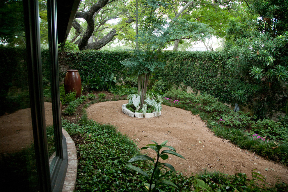 Idee per un piccolo giardino chic in ombra in cortile con graniglia di granito
