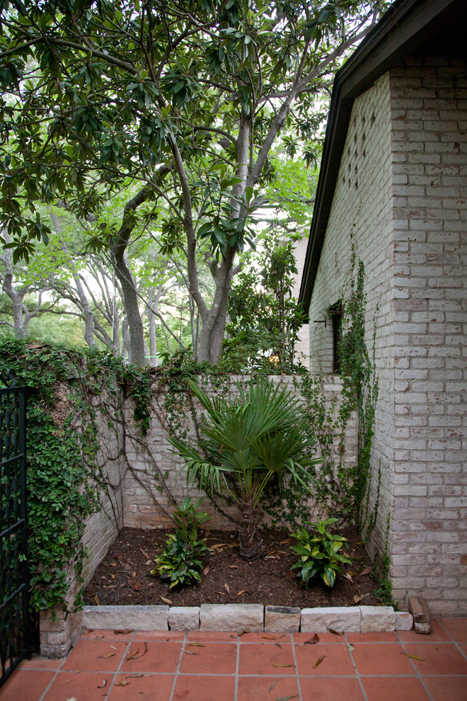 Cette image montre un petit jardin sur cour traditionnel avec une exposition ombragée et un gravier de granite.