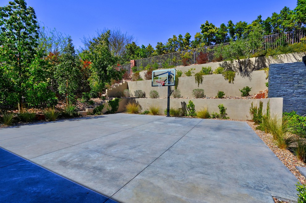 ラスベガスにあるサンタフェスタイルのおしゃれな庭 (屋外コート) の写真