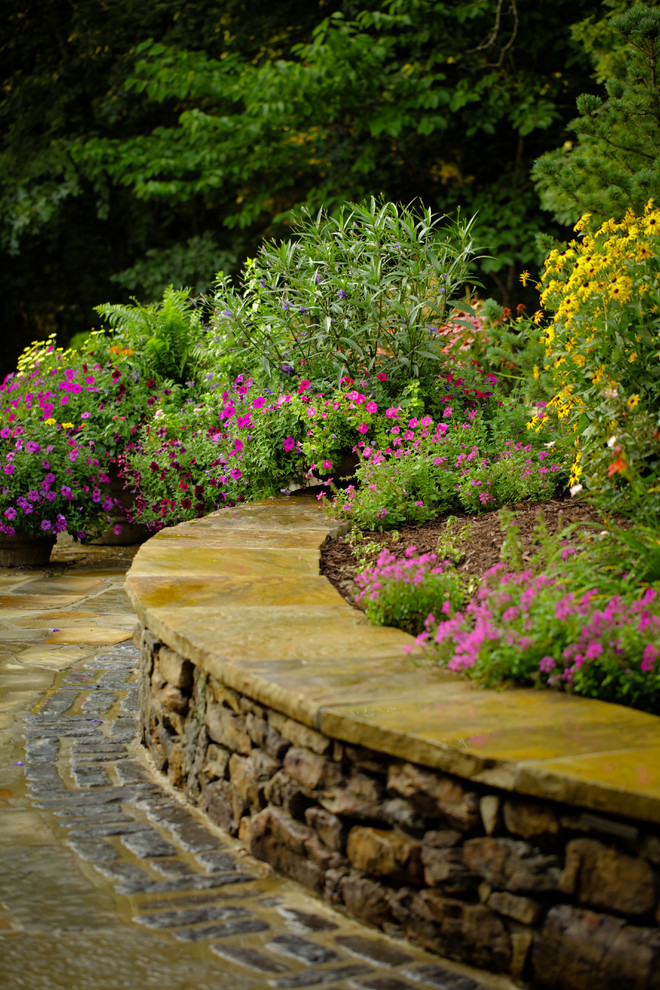 Schattiger Uriger Garten im Sommer, hinter dem Haus mit Natursteinplatten in St. Louis
