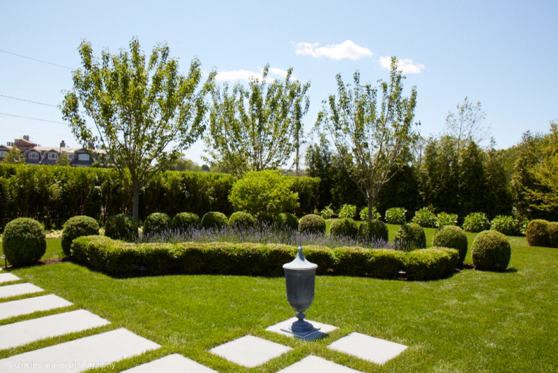 Ejemplo de camino de jardín clásico de tamaño medio en patio con jardín francés, exposición total al sol y adoquines de hormigón