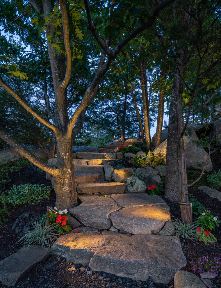 Idee per un grande giardino formale stile marinaro in ombra nel cortile laterale in estate con un ingresso o sentiero e pavimentazioni in pietra naturale