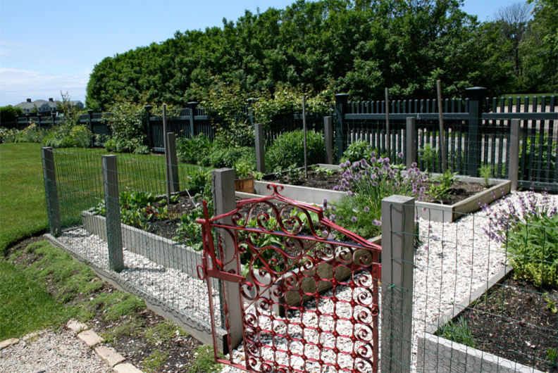 Idee per un orto in giardino eclettico esposto in pieno sole di medie dimensioni e nel cortile laterale in estate