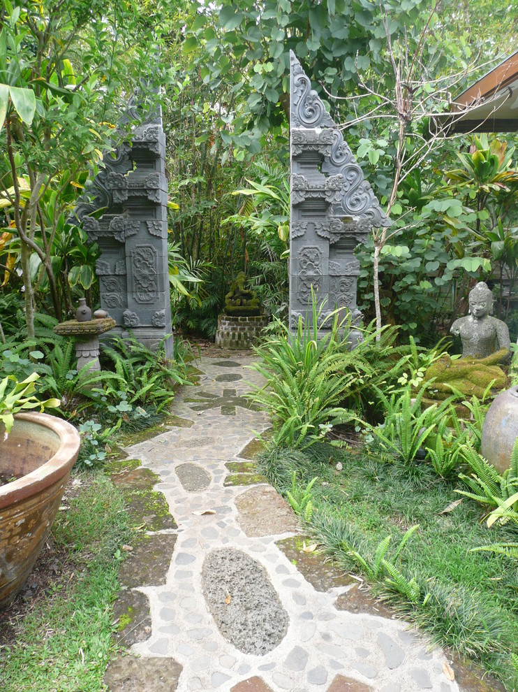 ハワイにあるトロピカルスタイルのおしゃれな裏庭 (日陰) の写真
