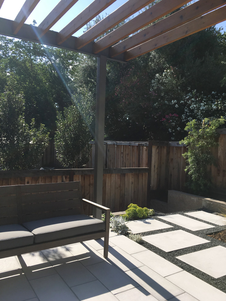 Imagen de camino de jardín moderno pequeño en patio trasero con jardín francés, exposición total al sol y adoquines de hormigón
