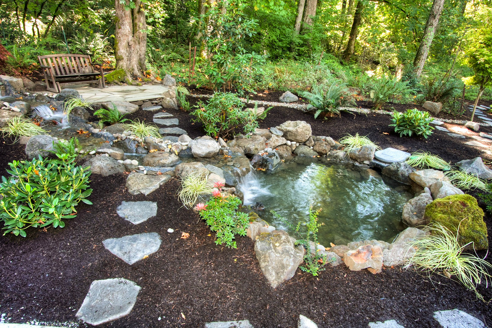 Rustikaler Garten mit Wasserspiel in Portland