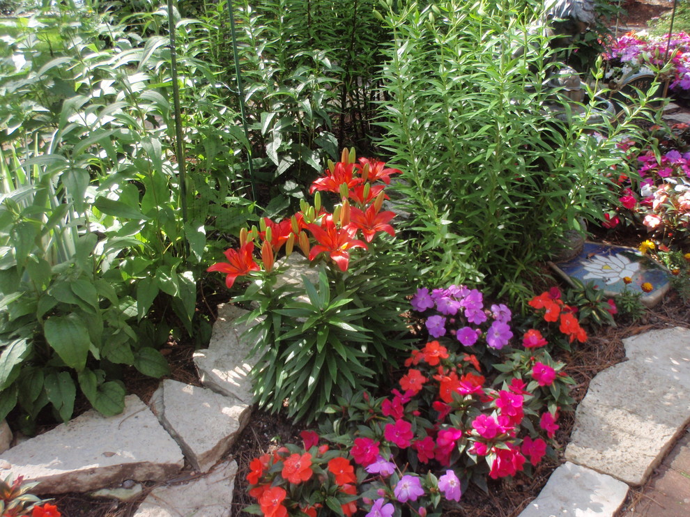 Идея дизайна: тенистый, летний регулярный сад среднего размера на заднем дворе в классическом стиле с покрытием из каменной брусчатки