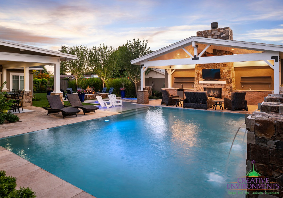 Idée de décoration pour une piscine arrière tradition de taille moyenne avec une terrasse en bois.