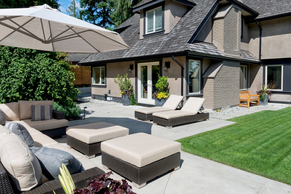 Inspiration pour une terrasse arrière design de taille moyenne avec des pavés en béton.