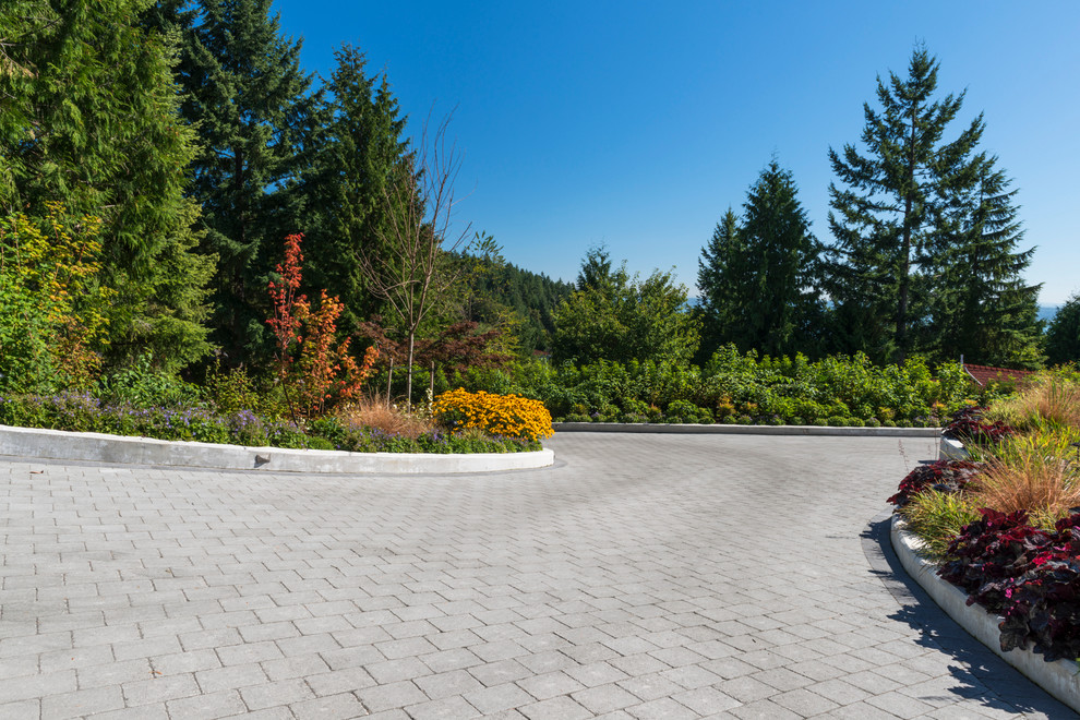 Großer Klassischer Vorgarten mit Auffahrt, direkter Sonneneinstrahlung und Pflastersteinen in Vancouver