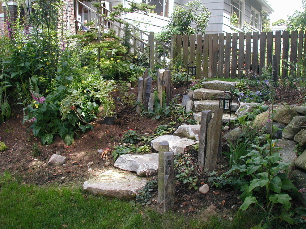 Réalisation d'un jardin tradition de taille moyenne avec une exposition partiellement ombragée, une pente, une colline ou un talus et des pavés en pierre naturelle.