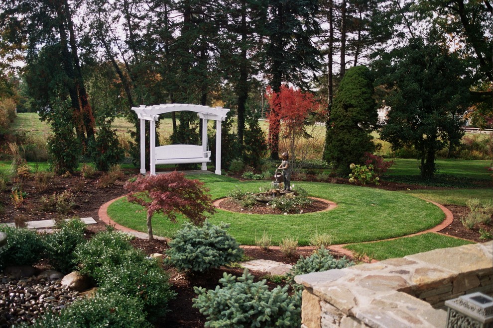 Private Residence Hunting Valley, OH Traditional Landscape Cleveland by McCue Design