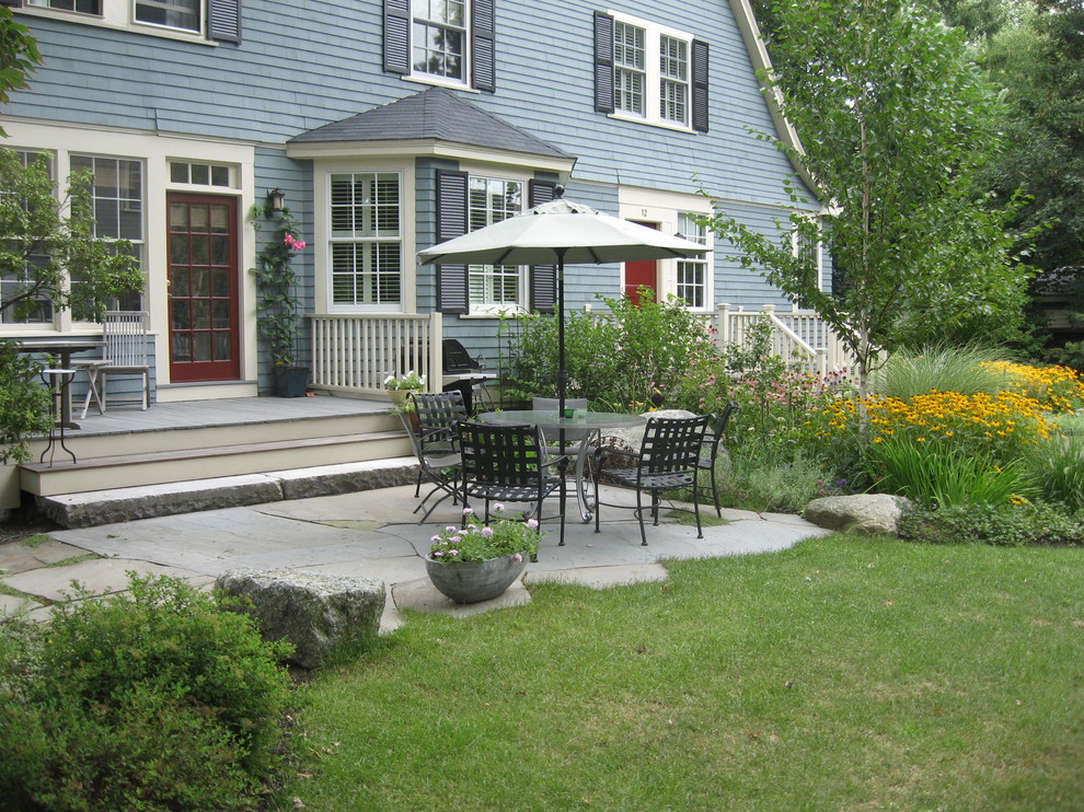 Immagine di un giardino chic in ombra di medie dimensioni e dietro casa in estate con pavimentazioni in pietra naturale