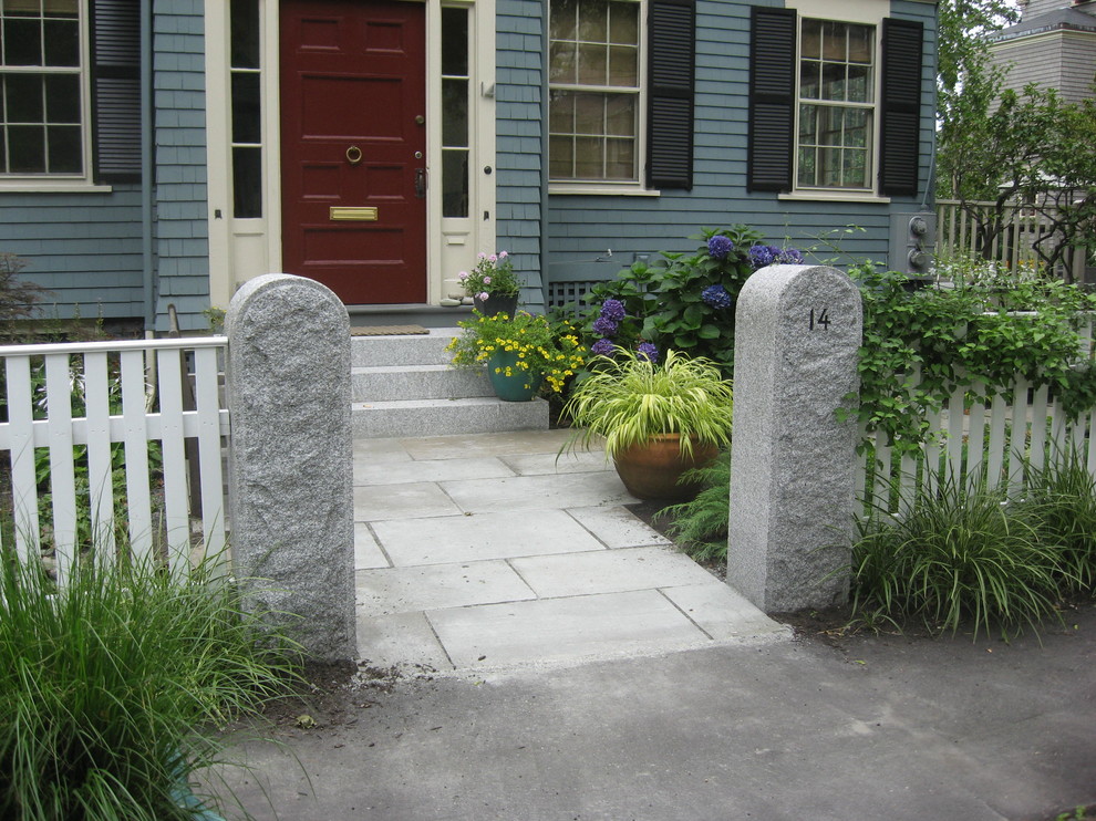 Immagine di un giardino classico in ombra di medie dimensioni e davanti casa in estate con un ingresso o sentiero e pavimentazioni in pietra naturale