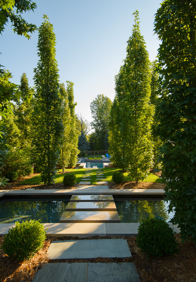 Esempio di un giardino formale design esposto a mezz'ombra di medie dimensioni e dietro casa in estate con fontane e pavimentazioni in pietra naturale