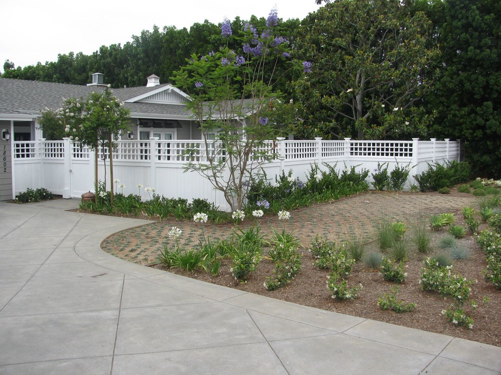 Design ideas for a large contemporary front garden in Orange County with an outdoor sport court.