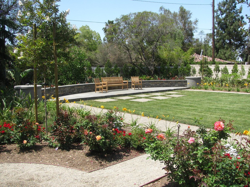 Cette photo montre un grand jardin arrière tendance avec du gravier.