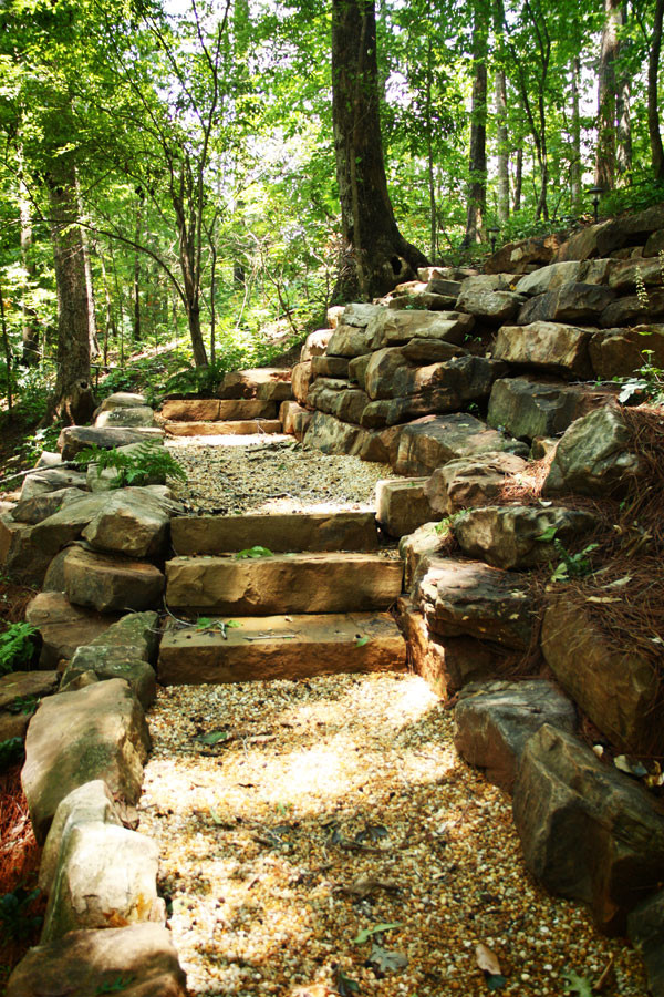 Aménagement d'un jardin arrière montagne avec des pavés en pierre naturelle.