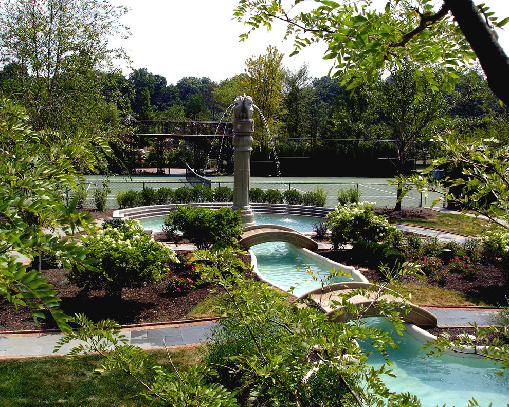 Esempio di un giardino formale mediterraneo esposto in pieno sole di medie dimensioni e dietro casa con fontane e pavimentazioni in cemento
