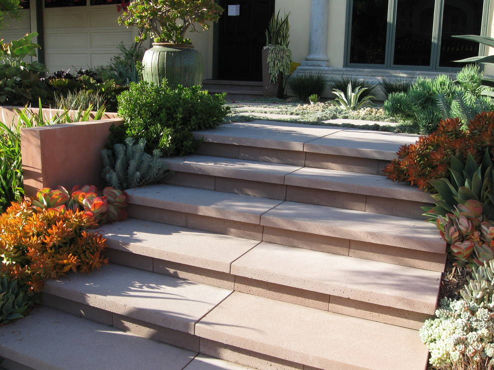 Design ideas for a traditional garden in Los Angeles.