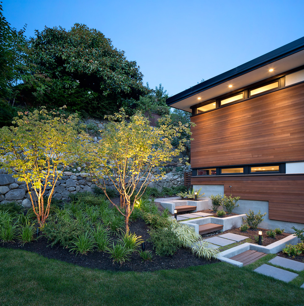 Moderner Garten neben dem Haus mit Betonboden und direkter Sonneneinstrahlung in Vancouver
