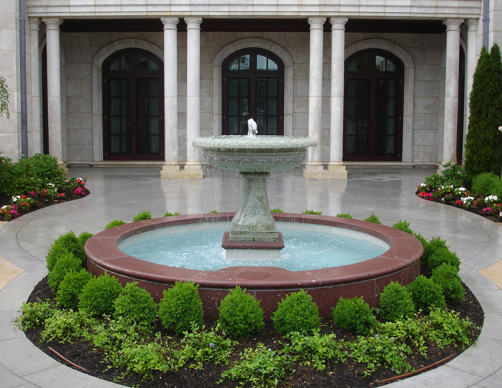 Großer Mediterraner Garten im Innenhof mit Wasserspiel und Granitsplitt in New York
