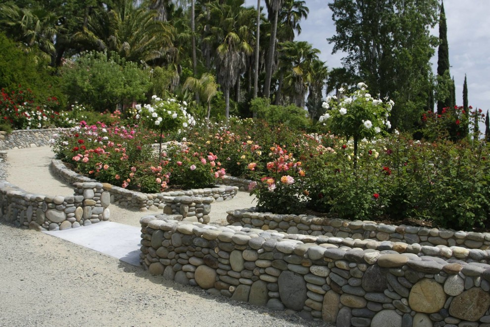 Esempio di un ampio giardino tradizionale