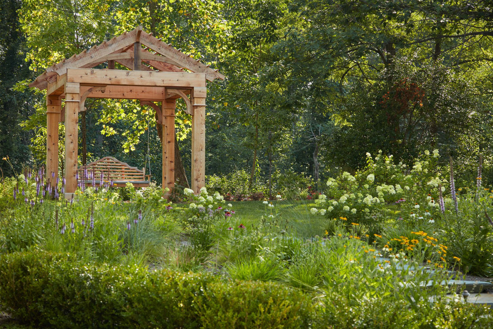 Großer Maritimer Vorgarten mit Blumenbeet, direkter Sonneneinstrahlung und Natursteinplatten in Baltimore