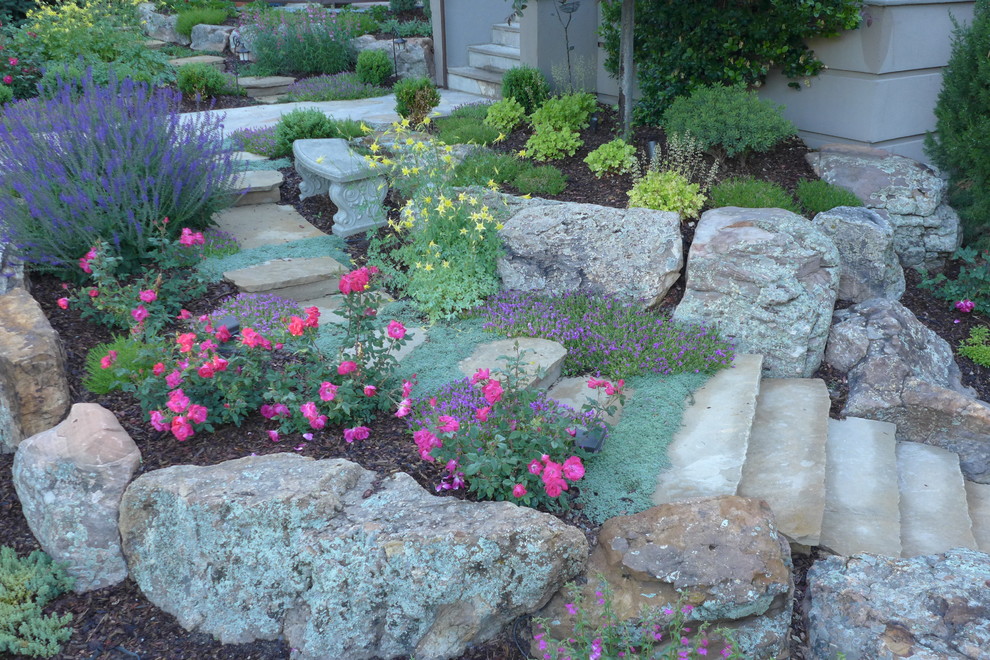 Imagen de jardín tradicional renovado en patio delantero con adoquines de piedra natural