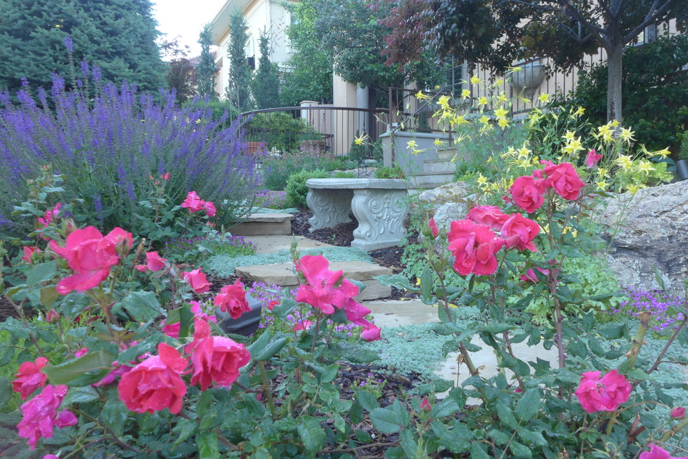 Foto di un giardino tradizionale davanti casa con pavimentazioni in pietra naturale