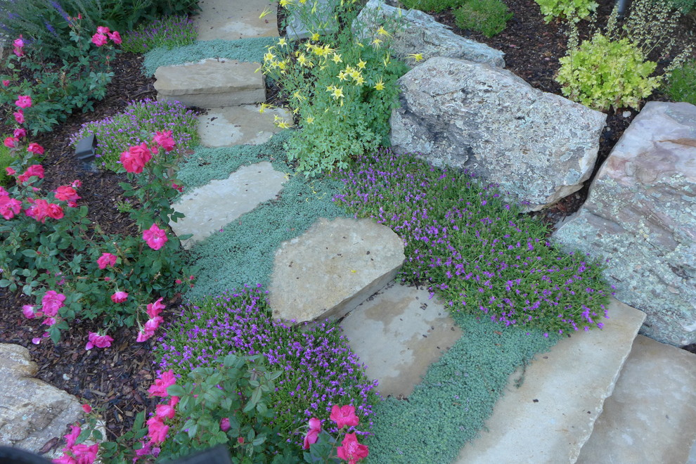 Diseño de jardín tradicional renovado en patio delantero con adoquines de piedra natural