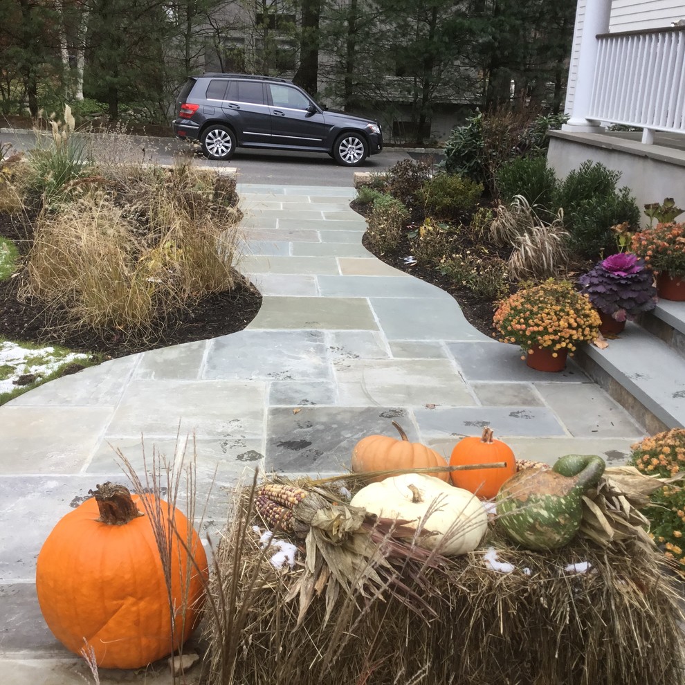 Design ideas for a mid-sized traditional full sun front yard stone driveway in New York for winter.
