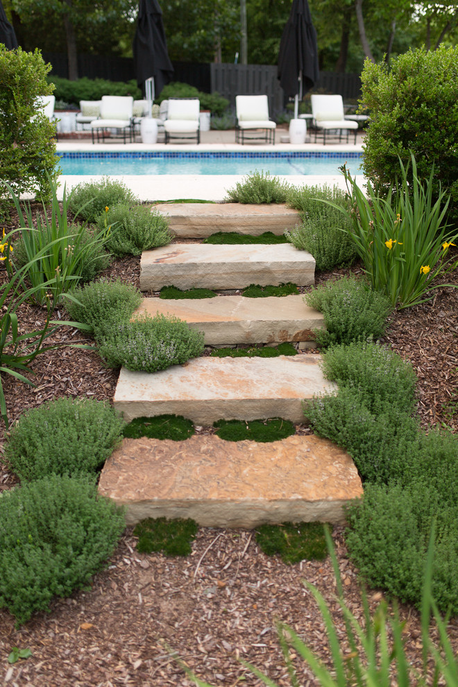 Пример оригинального дизайна: участок и сад на заднем дворе в классическом стиле с покрытием из каменной брусчатки