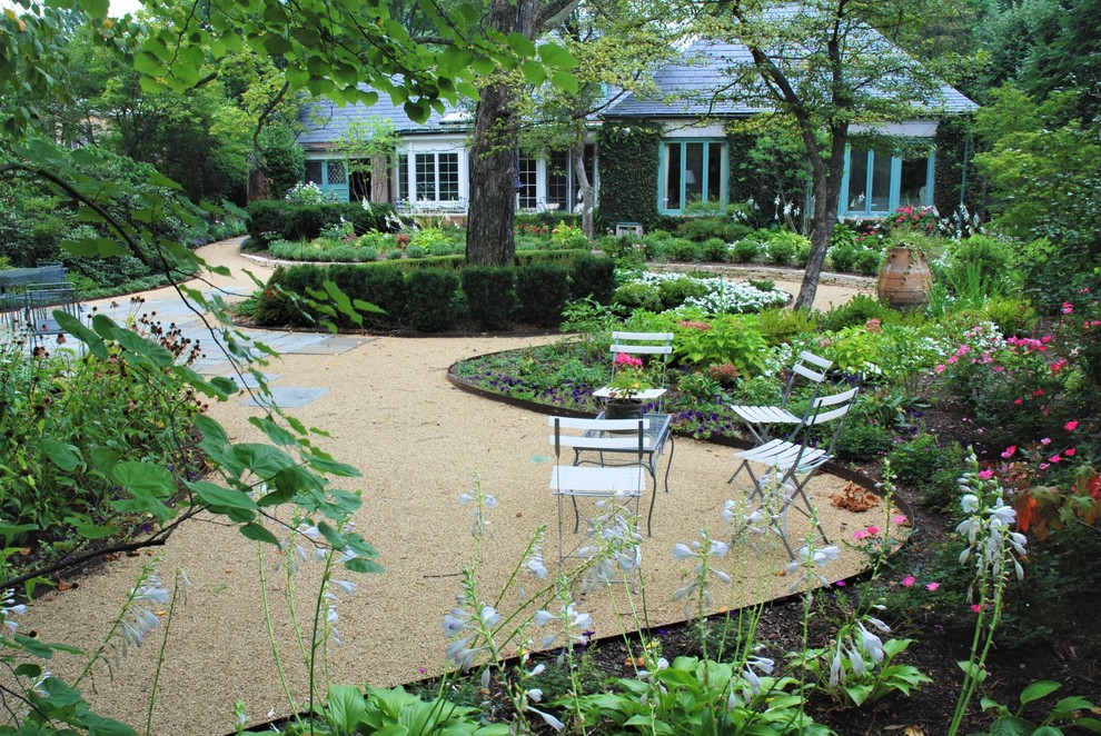 Esempio di un grande giardino formale classico esposto in pieno sole dietro casa con un ingresso o sentiero e ghiaia
