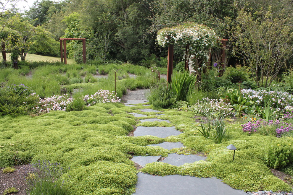 Geräumiger Klassischer Garten hinter dem Haus mit Natursteinplatten in Seattle