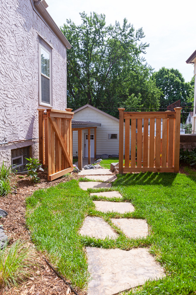 Foto di un giardino chic di medie dimensioni e nel cortile laterale con un ingresso o sentiero e pavimentazioni in pietra naturale