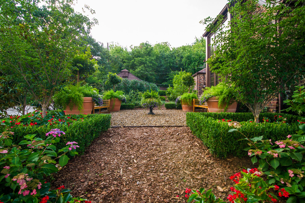Klassischer Garten mit Kübelpflanzen und Mulch in Little Rock