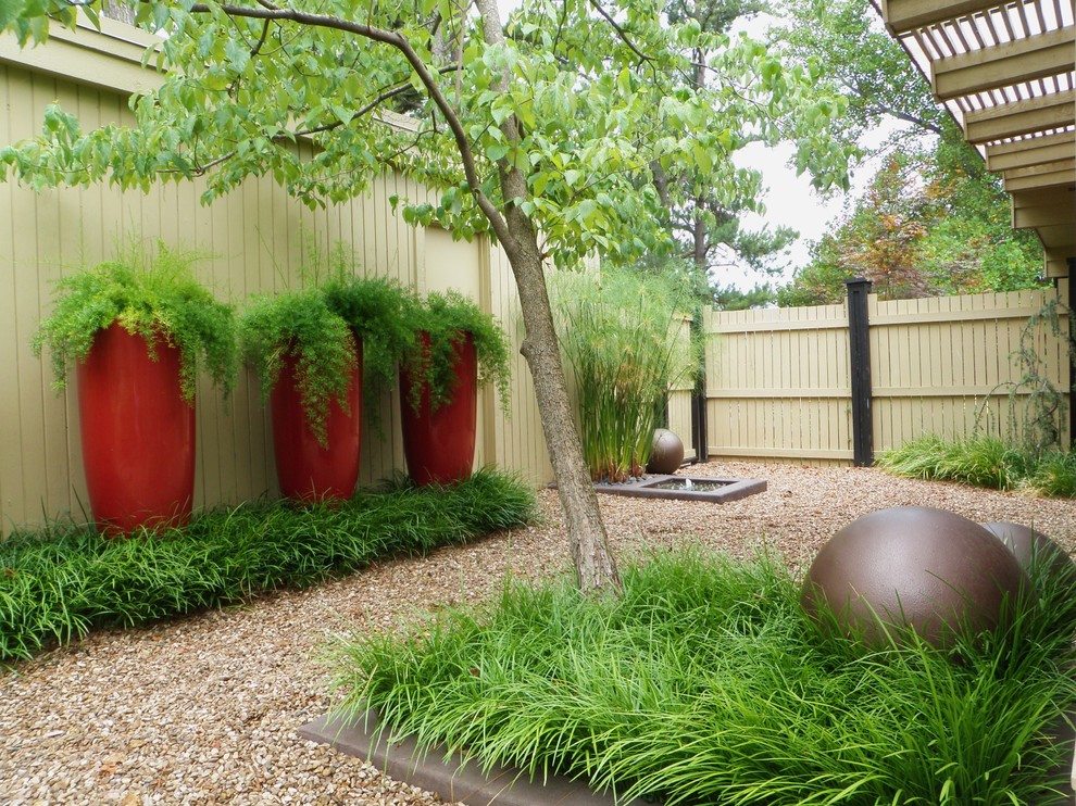Contemporary garden in Little Rock with a water feature.