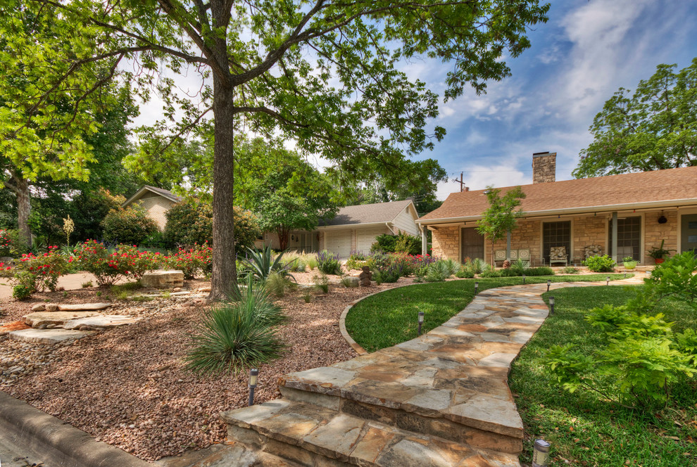 Photo of a traditional xeriscape garden in Austin.