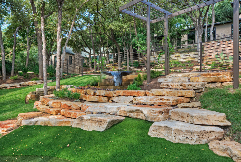 Geometrischer, Großer, Halbschattiger Klassischer Garten im Frühling mit Natursteinplatten in Austin