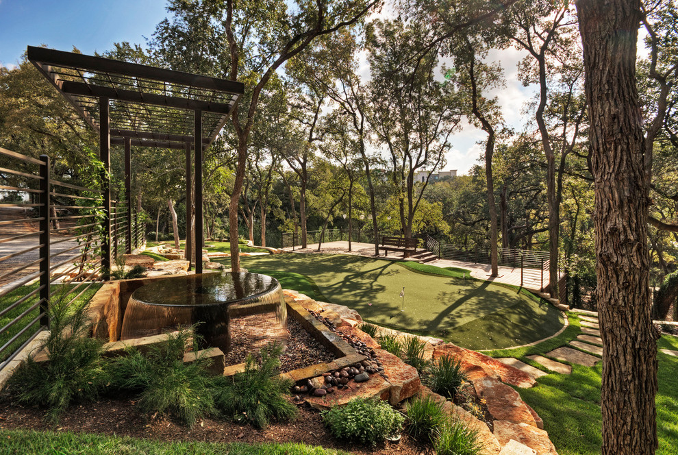Großer, Schattiger, Geometrischer Klassischer Garten im Frühling mit Natursteinplatten in Austin