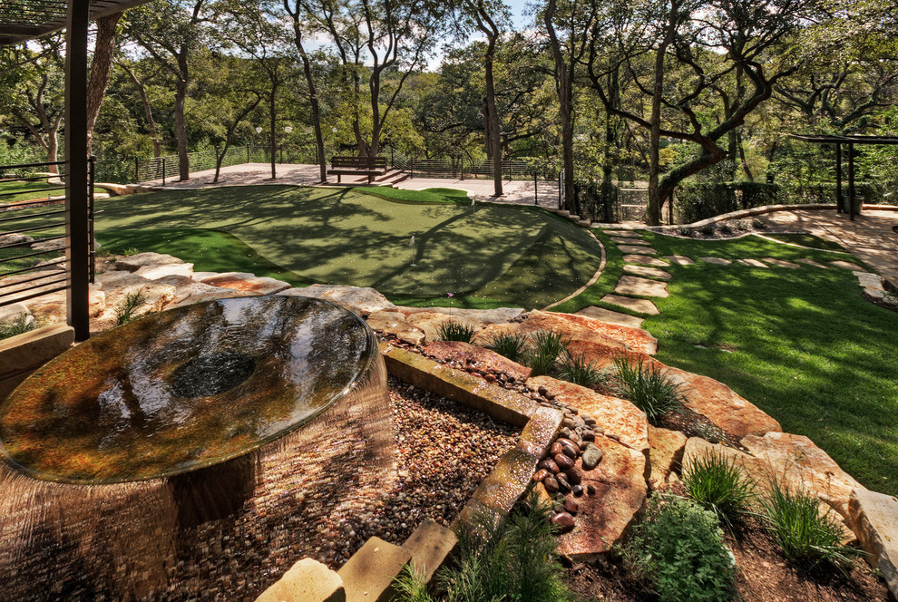 Großer, Halbschattiger Klassischer Vorgarten im Frühling mit Wasserspiel und Natursteinplatten in Austin