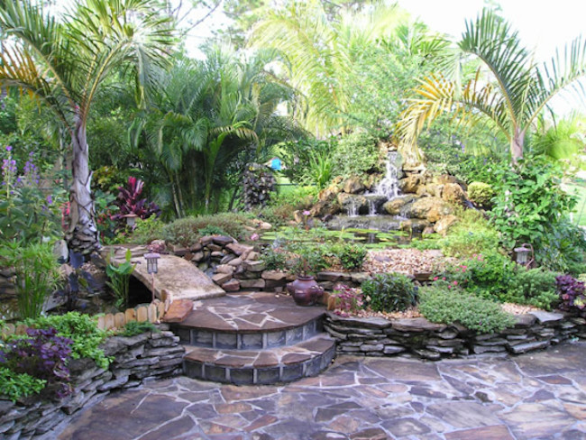 Стильный дизайн: весенний садовый фонтан среднего размера на заднем дворе в морском стиле с полуденной тенью и покрытием из каменной брусчатки - последний тренд