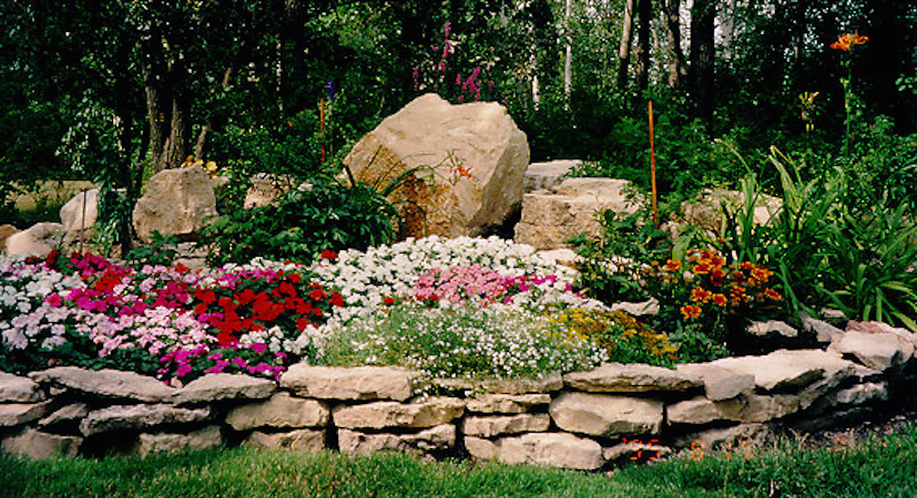 Mittelgroßer, Geometrischer, Halbschattiger Garten im Frühling, hinter dem Haus mit Natursteinplatten in Phoenix