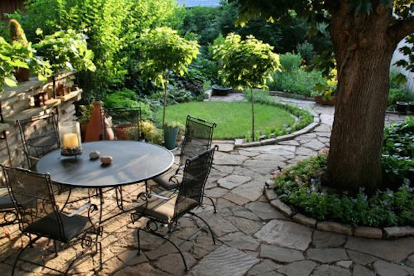 Idee per un giardino chic in ombra di medie dimensioni e dietro casa in primavera con un ingresso o sentiero e pavimentazioni in pietra naturale